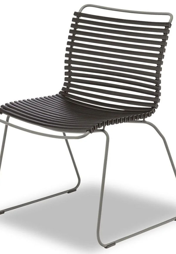 Ikonisk svart stol i aluminium från Houe.