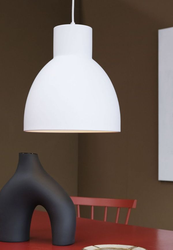 Vacker taklampa 2025 från Dyberg Larsen.