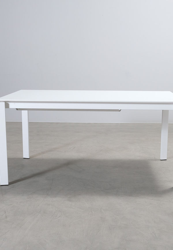 Superfin vit matbord 2025 från Connubia.