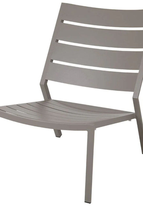 Riktigt fin fåtölj i beige färg gjord i aluminium.
