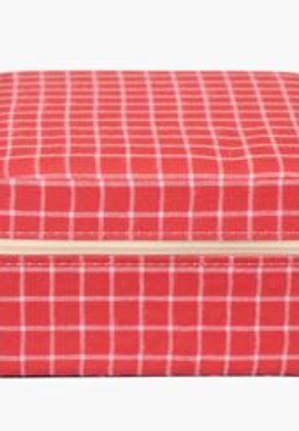 Moderiktig smyckesskrin i rött från hemtex.