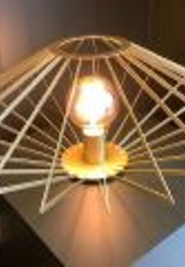 Moderiktig bordslampa 2025 från Lucide.