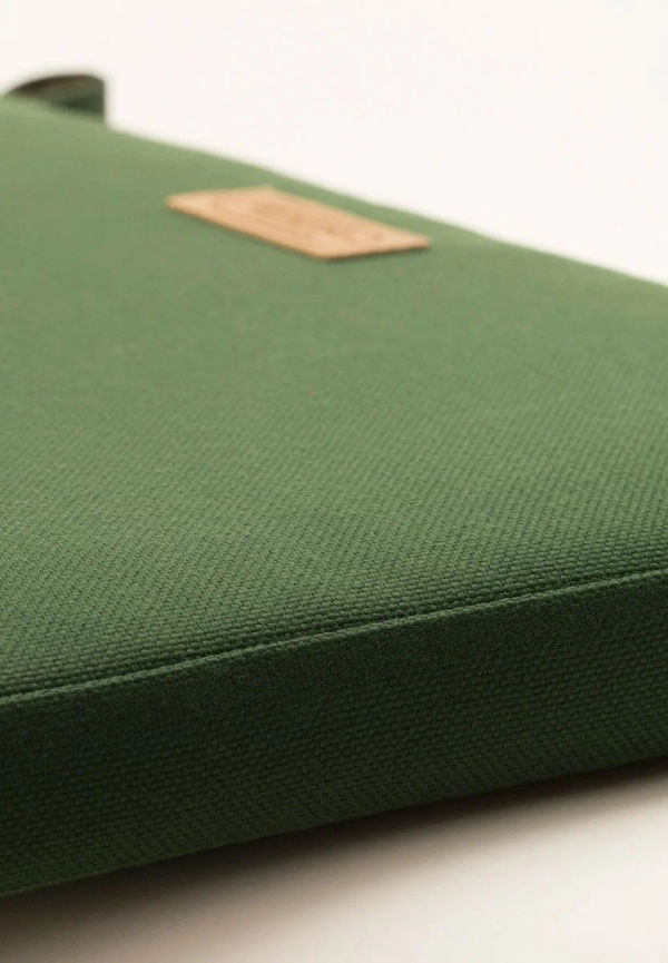 Otroligt snygg fåtölj i grönt från Grythyttan Stålmöbler.