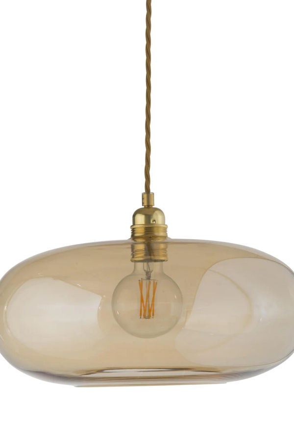 Skön taklampa i guldfärgat från EBB & FLOW.