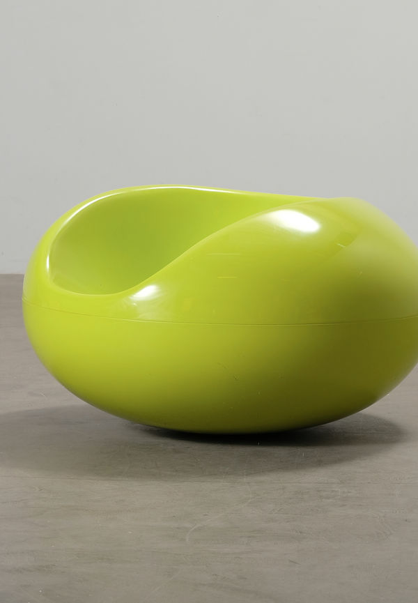 Fin stol 2025 från Eero Aarnio Originals.