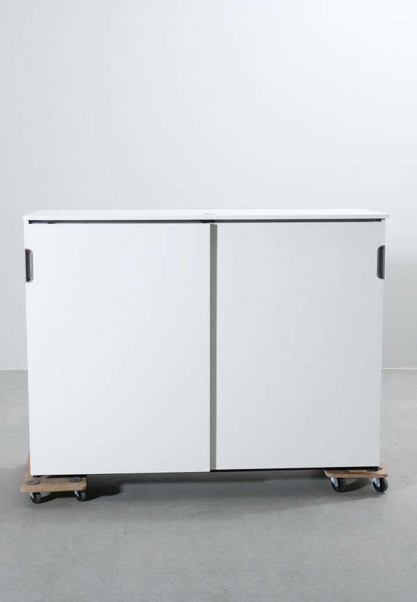 Ikonisk förvaringsskåp i vitt från EFG.