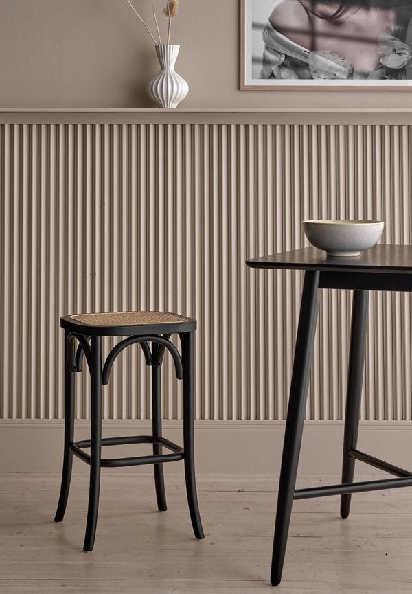 Otroligt snygg ellos stol i svart färg gjord i björk.