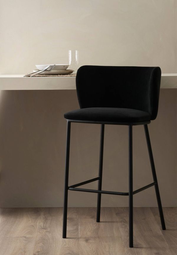 Svart Ellos-stol i exklusiv modell.