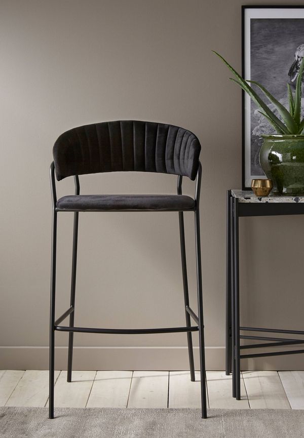 Mysig svart stol 2025 från Ellos.