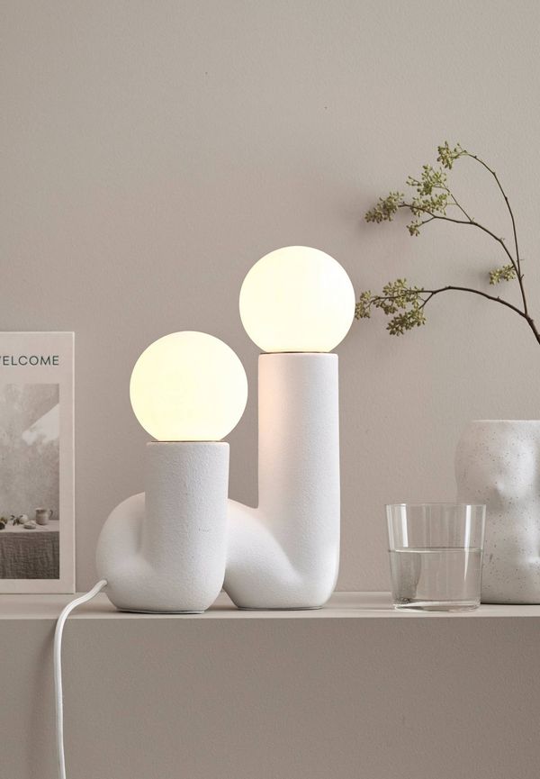 Klassisk lampa i vitt från Ellos.