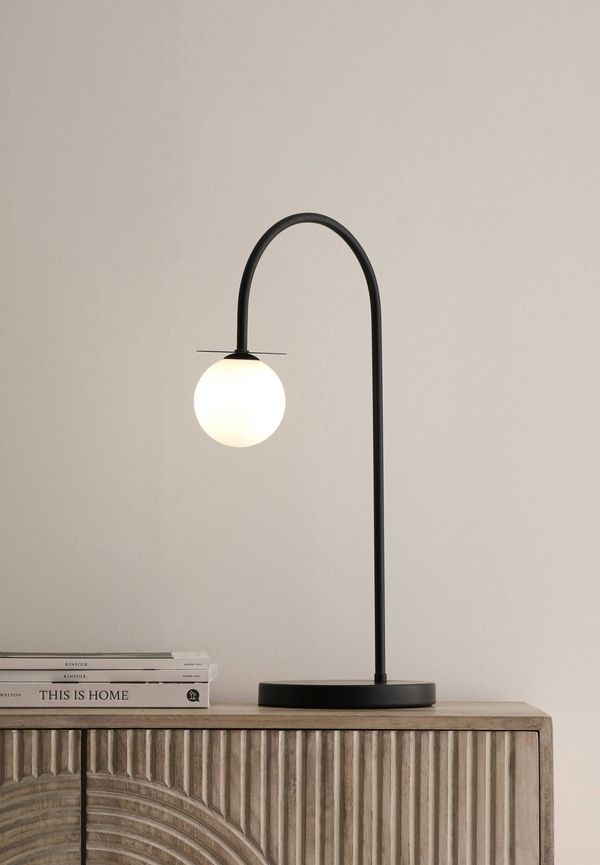 Riktigt trendig svart lampa 2025 från Ellos.