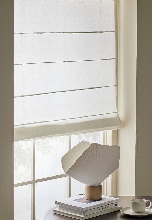 Mysig hissgardin i vitt från Ellos.