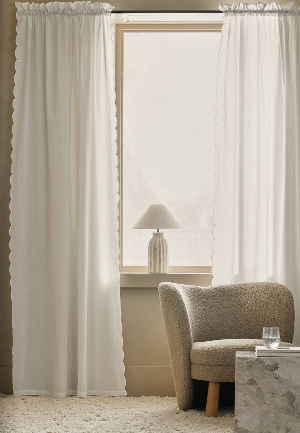 Trendig ellos gardin i vit färg gjord i bomull.