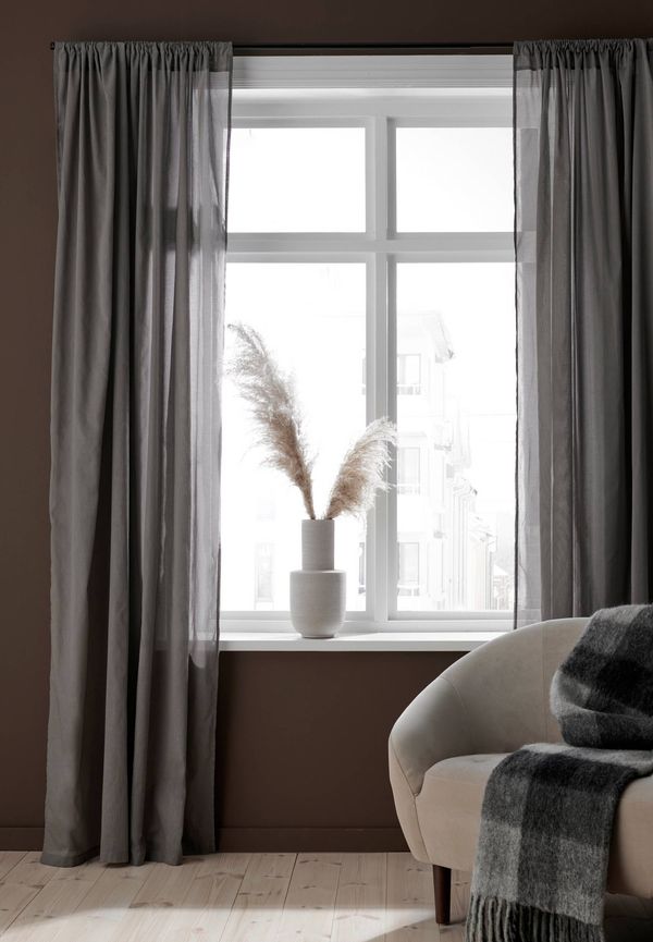 Grå Ellos-bomullsgardin i trendig modell.