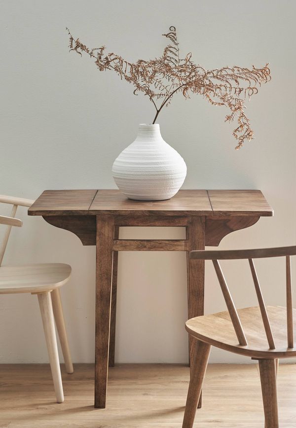 Brun Ellos-bord i otroligt fin modell.