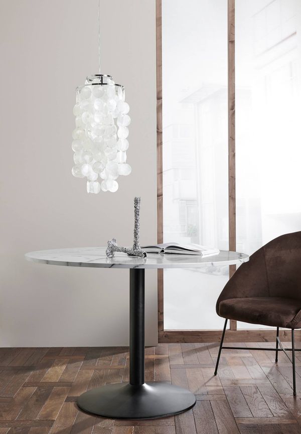 Vit Ellos-köksbord i stilriktig modell.