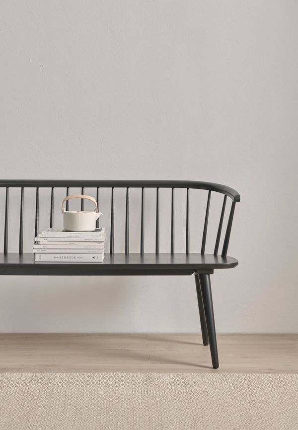 Fantastiskt snygg soffa i svart från Ellos.