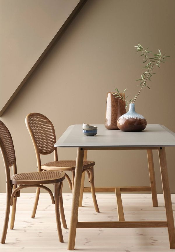 Stilriktig matbord i grått från Ellos.