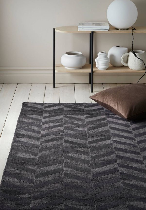 Moderiktig ellos matta i mörkgrå färg gjord i viskos.