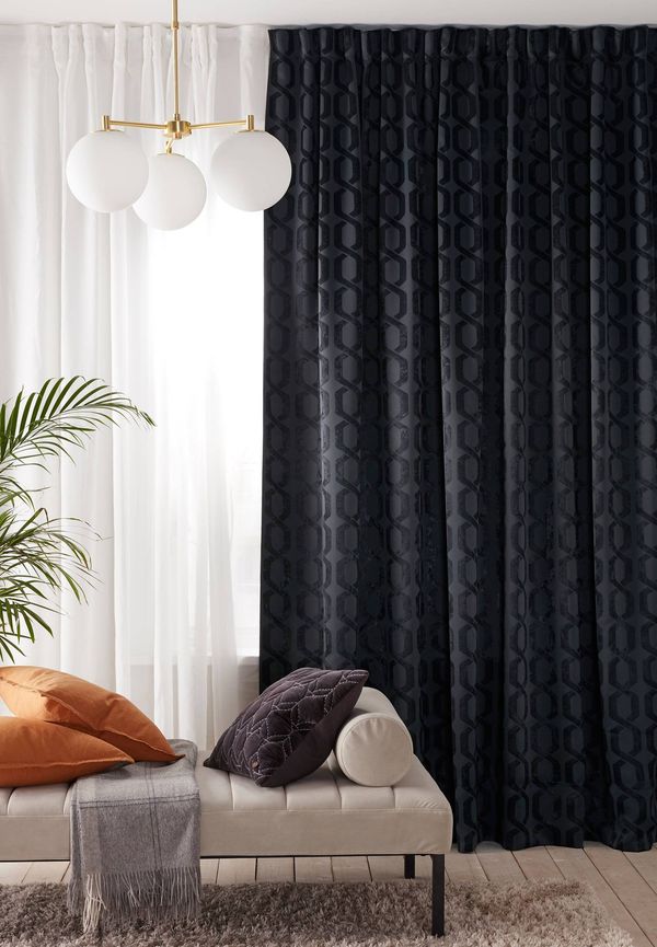 Fantastiskt snygg gardin i svart från Ellos.