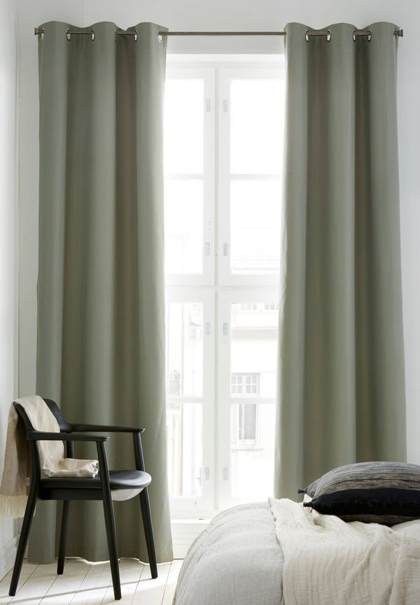 Komfortabel mörkläggningsgardin i khakigrön färg gjord i viskos.
