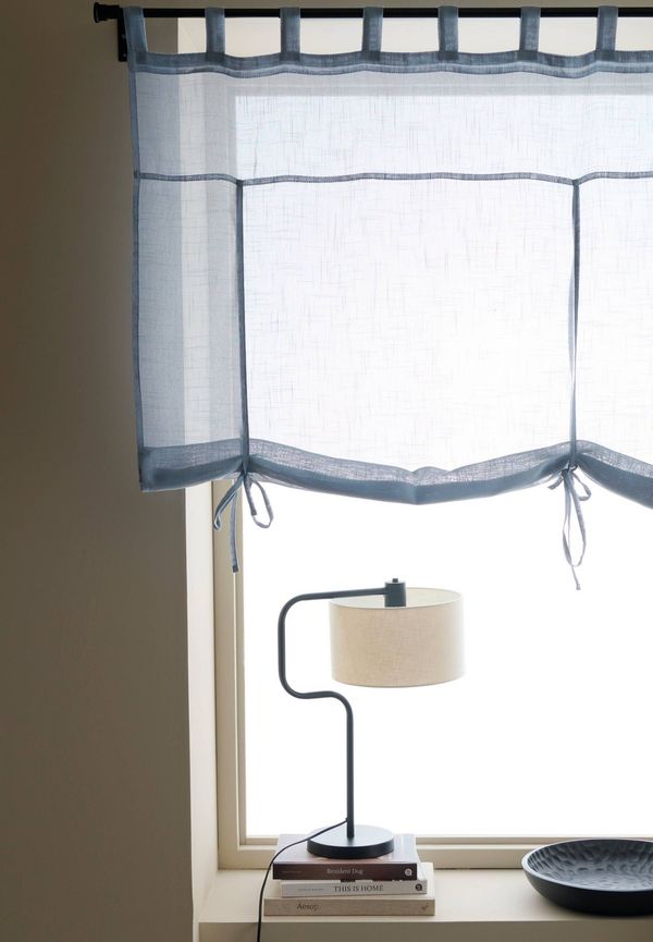 Blå Ellos-hissgardin i riktigt snygg modell.