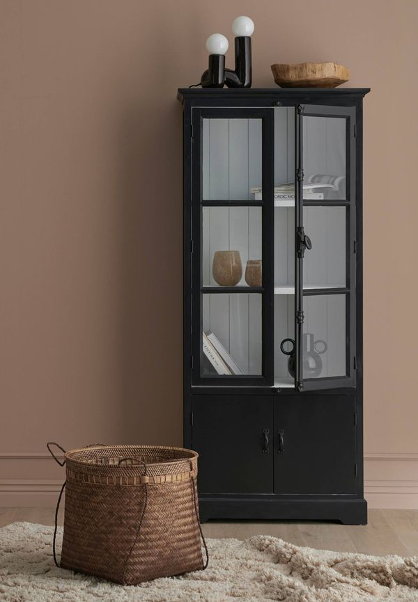 Jättesnygg ekskåp i svart från Ellos.