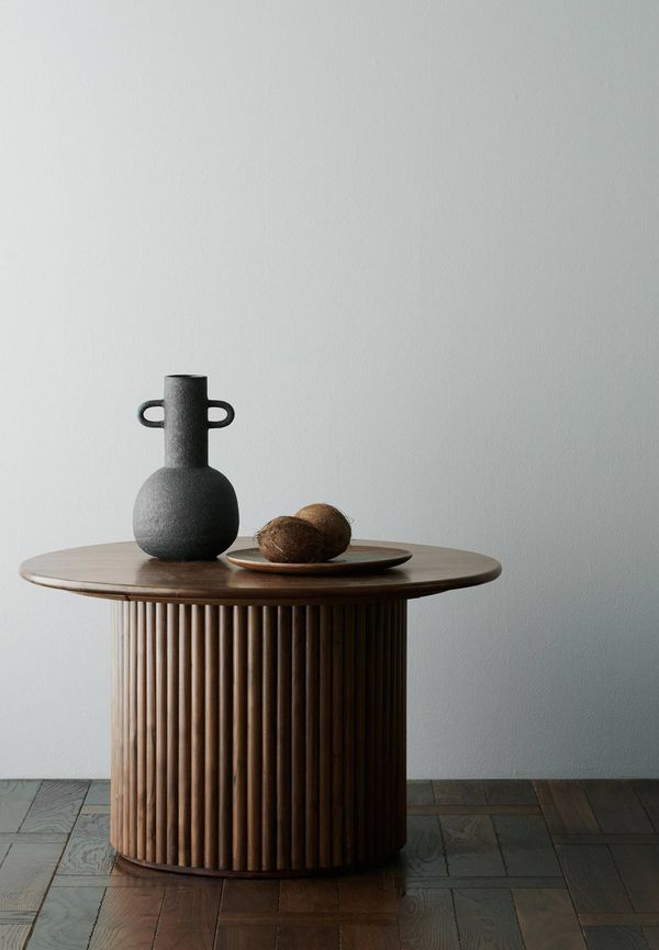 Riktigt fin valnötsbord 2025 från Ellos.