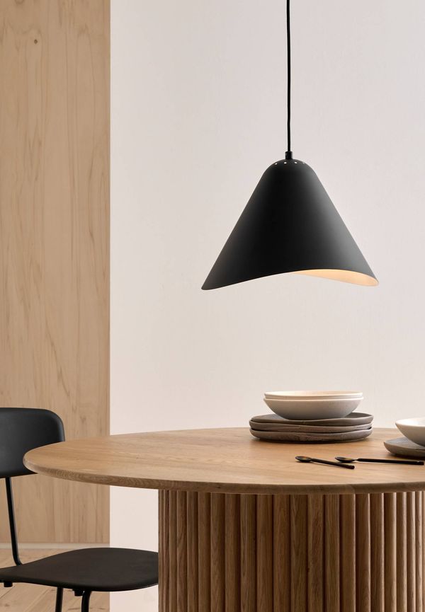 Skön svart taklampa 2025 från Ellos.