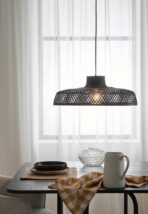 Smickrande svart taklampa 2025 från Ellos.