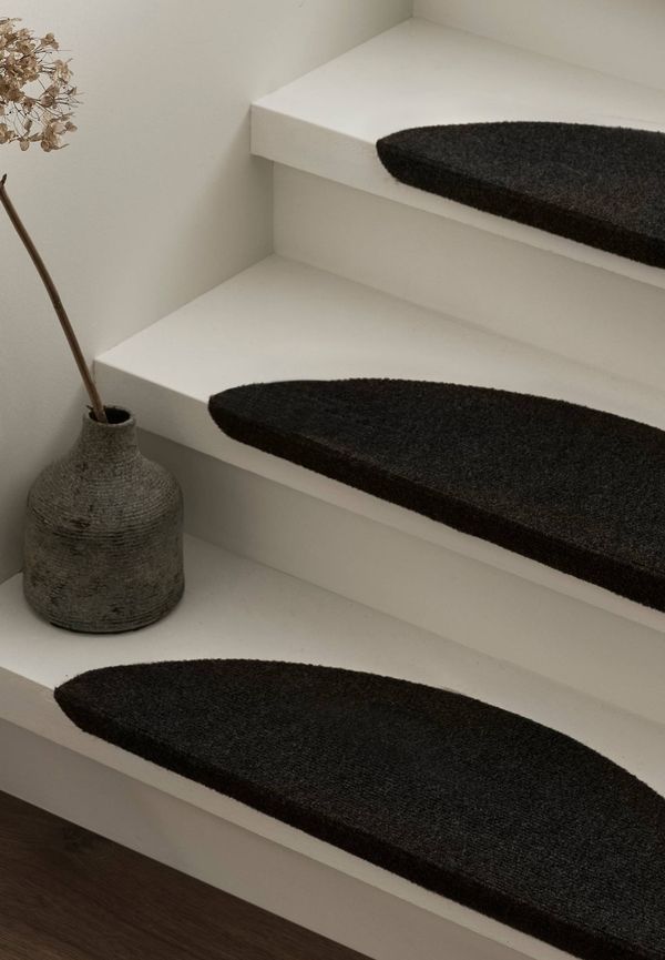 Otroligt snygg svart matta 2025 från Ellos.