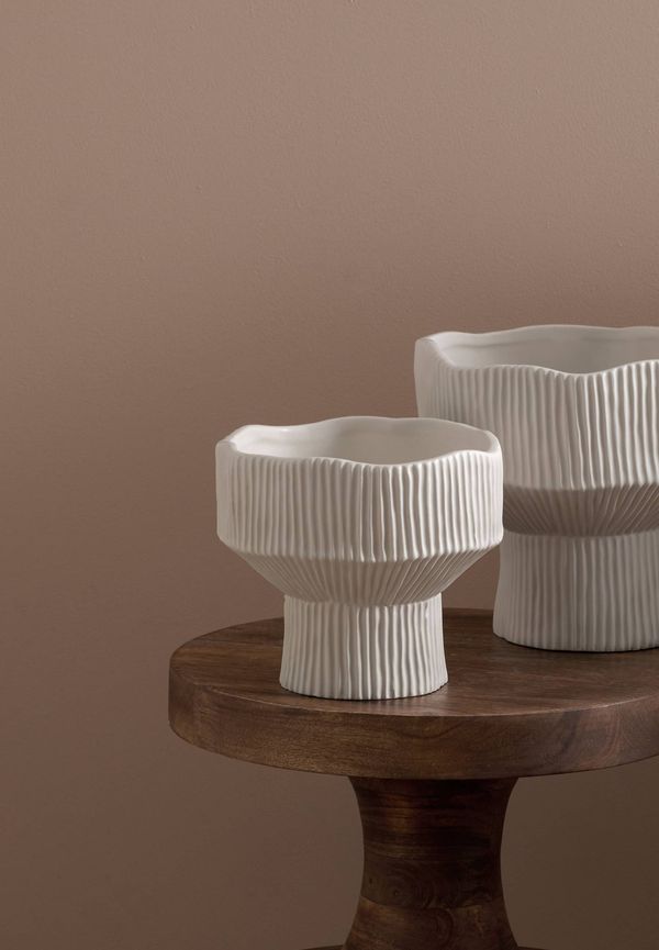 Modern kruka i vitt från Ellos.