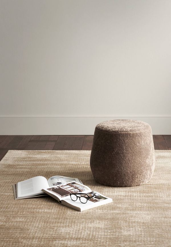 Beige Ellos-halkskyddsmatta i moderiktig modell.