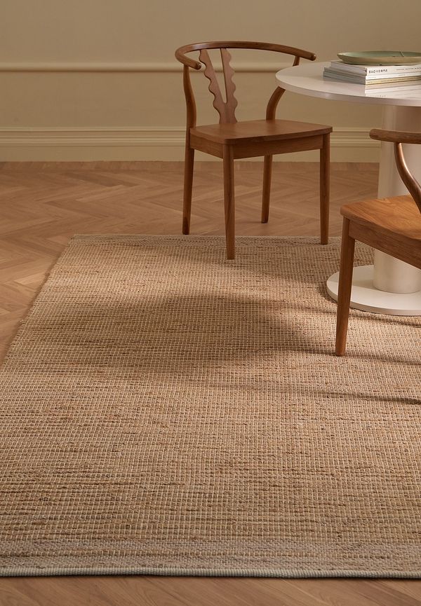 Elegant matta i beiget från Ellos Home.