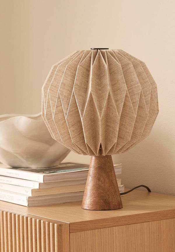 Brun Ellos Home-bordslampa i fantastiskt fin modell.