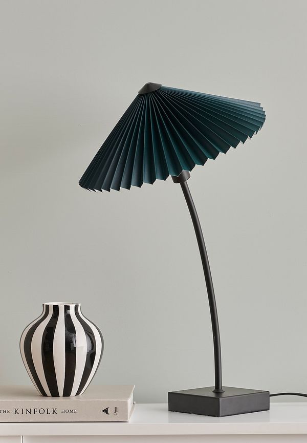 Grön Ellos Home-bordslampa i elegant modell.