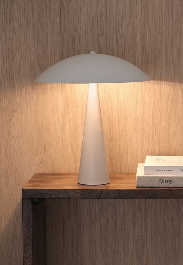 Ikonisk vit lampa 2025 från Ellos Home.