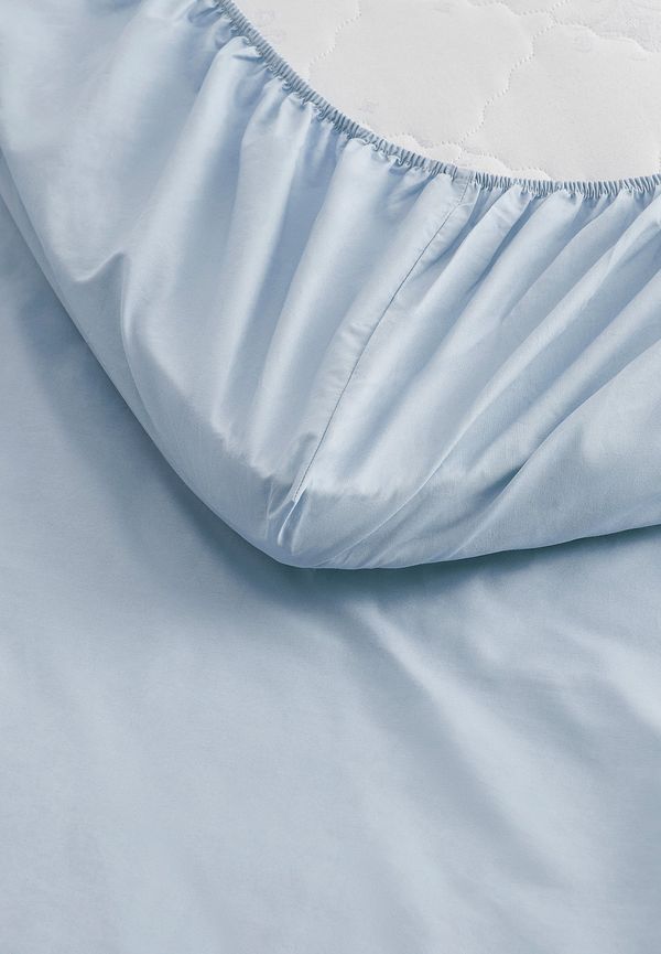 Jättesnygg blå säng i bomull från Ellos Home.