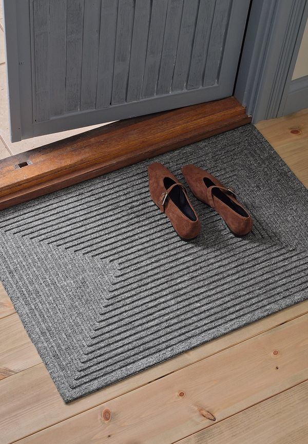 Grå Ellos Home-matta i riktigt snygg modell.