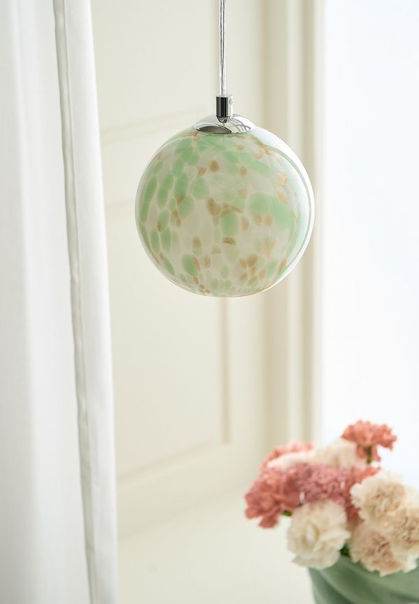 Moderiktig lampa i grönt från Ellos Home.