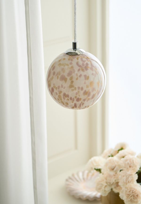 Moderiktig Lampa som passar bra vid många olika tillfällen.