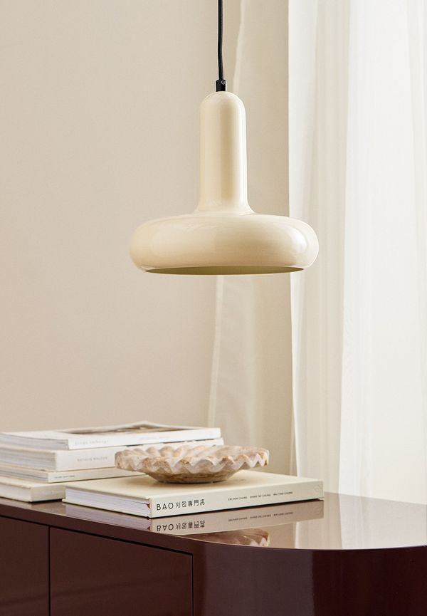 Söt vit lampa 2025 från Ellos Home.