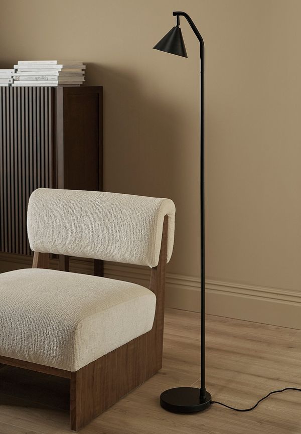Trendig golvlampa i svart från Ellos Home.