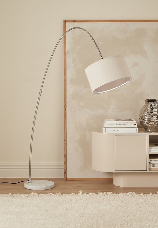 Vit Ellos Home-lampa i moderiktig modell.