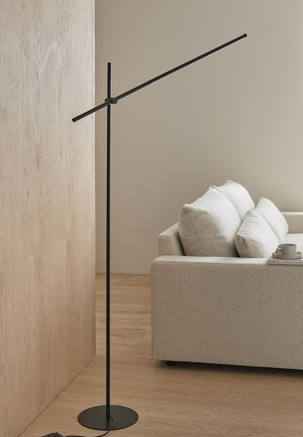 Stilriktig golvlampa i svart från Ellos Home.
