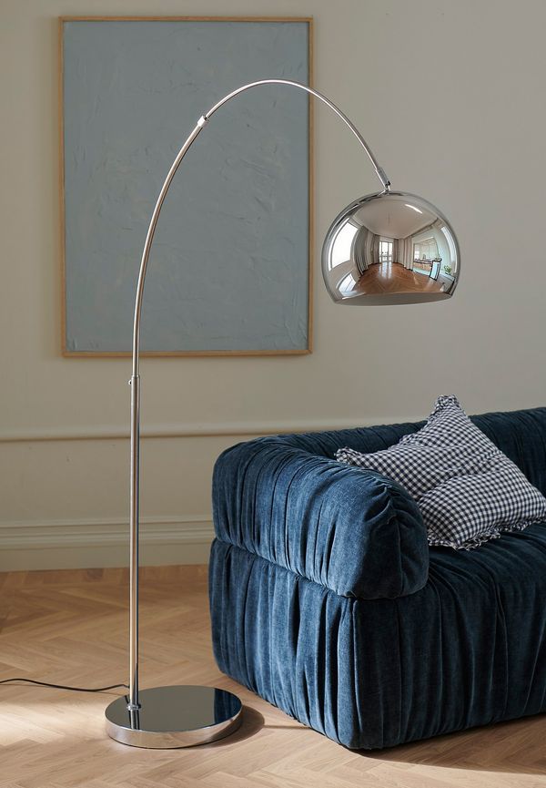 Stilren Lampa som passar bra vid många olika tillfällen.