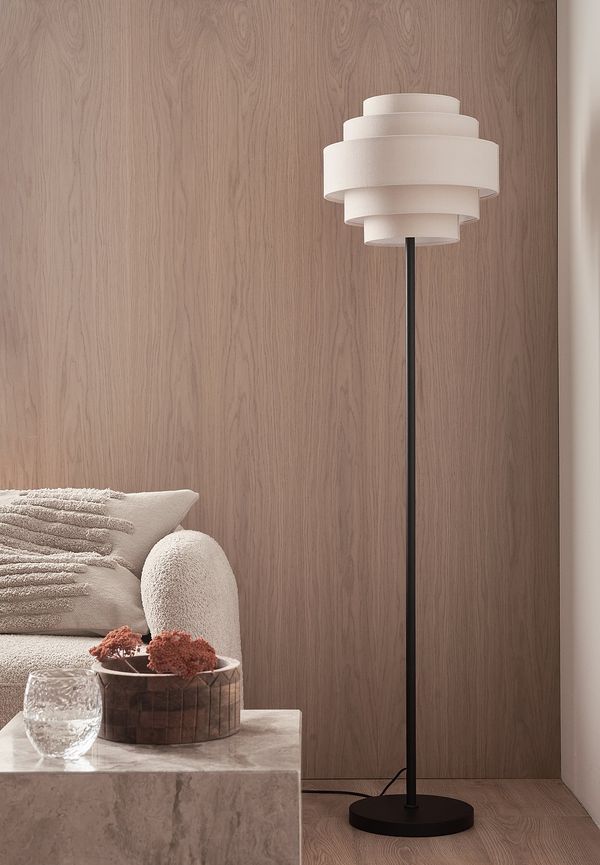 Trendig beige lampa 2025 från Ellos Home.