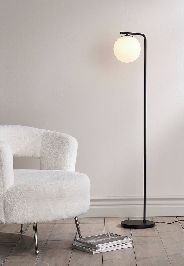 Superfin svart lampa 2025 från Ellos Home.