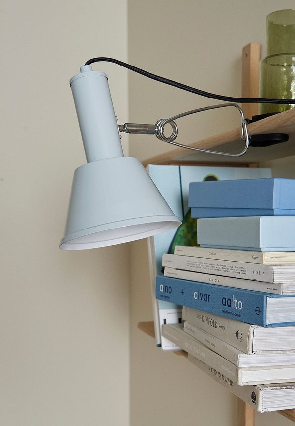 Härlig blå lampa 2025 från Ellos Home.