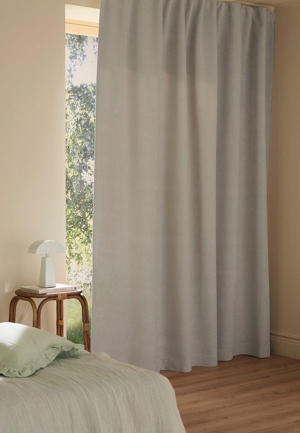 Beige Ellos Home-gardin i moderiktig modell.